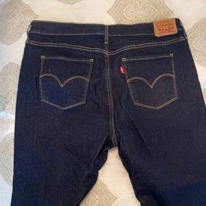 Women’s Levi straight leg jean. Mid rise. Stretch. W 33 L 30.